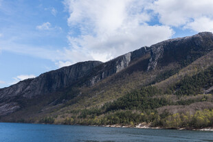 湖畔青山美景