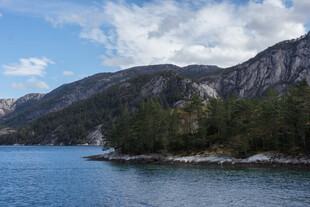 湖畔青山美景