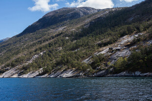 湖畔青山美景