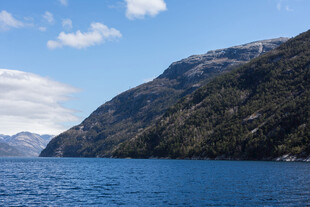 壮丽山水间的蓝色湖景