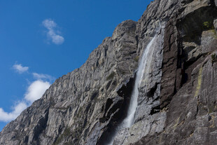 高山飞瀑景观