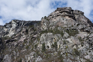 巍峨山峰展现自然风貌