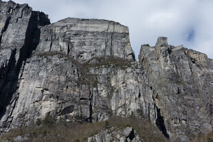 巍峨险峻的壮丽高山景观