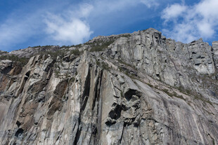 陡峭岩壁
