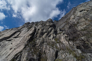 巍峨陡峭的壮丽山峰