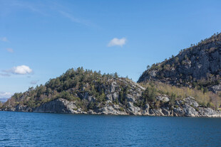 湖畔青山美景