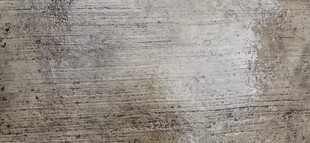 雨后湿滑的浅灰色纹理墙面