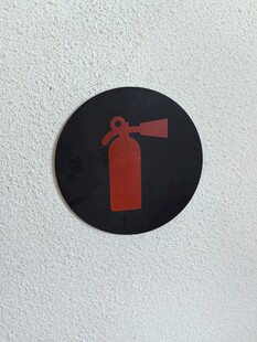 墙上的红色灭火器图标