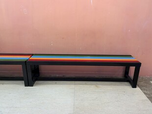 粉色背景与色彩斑斓的休闲长椅