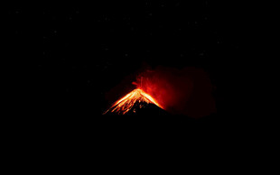 夜中闪耀的火红山峰