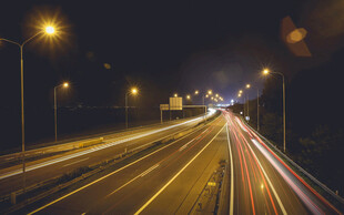 夜晚公路车流光影轨迹