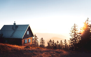 山间小屋沐浴在落日余晖中