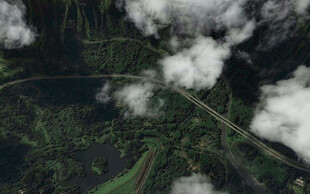 空中俯瞰山间蜿蜒公路