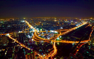 城市璀璨夜景鸟瞰图