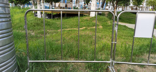 户外金属围栏与绿地景观