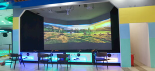 射击游戏大型弧形显示屏展示场景