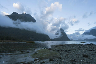 山间湖畔壮丽自然景观