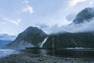 云雾缭绕的壮美山川景色