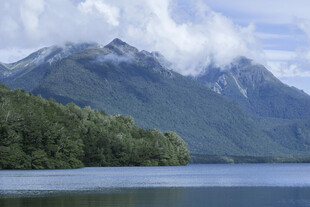 湖畔青山云雾缭绕美景