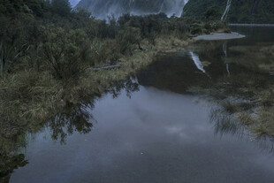 山间静谧小河景色