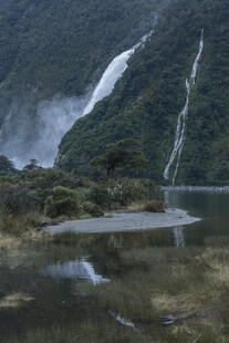 壮美瀑布山水景观