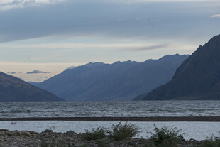 湖畔远山美景