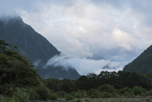 山间云雾缭绕的自然美景