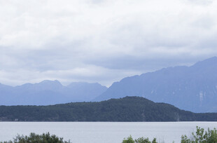 宁静湖景与远处山峦