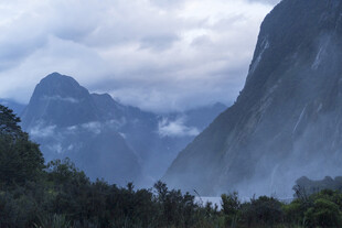 云雾缭绕的壮丽山峦景色