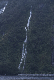 山间瀑布倾泻于葱郁山林