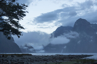 云雾缭绕的壮丽山川景观