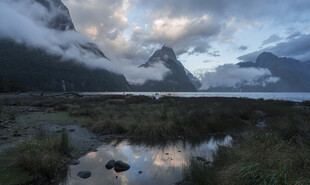 山间湖泊美景
