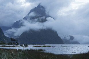 云雾缭绕的壮美山峰景观