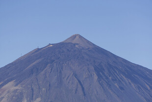 巍峨壮丽的火山山峰
