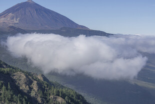 云雾缭绕中的巍峨山峰