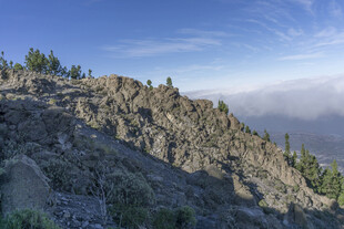 高山峻岭间的壮丽景致