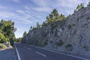 山间公路旁的岩石峭壁
