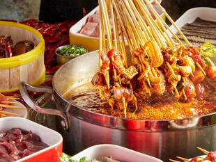 热闹火锅局食材丰富诱人