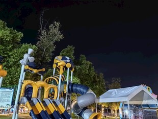 夜晚中的游乐设施