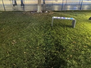 夜晚户外草地与休息长椅