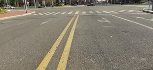 空旷的双黄线公路