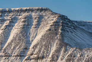 雪覆山峦美景