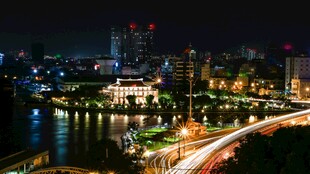 城市璀璨夜景俯瞰图