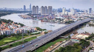 城市河畔高架桥风景
