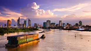 河畔城市黄昏美景