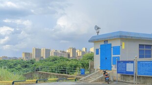蓝色建筑旁的城市远景