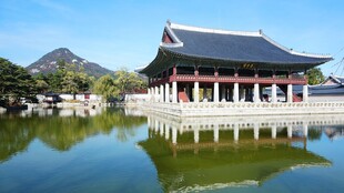 韩国传统建筑倒映于湖面