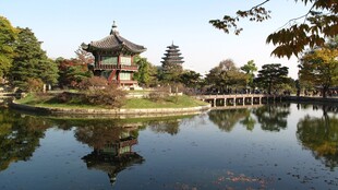 湖畔古亭倒影美景