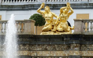 金色喷泉雕塑