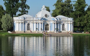 湖畔古典建筑景观